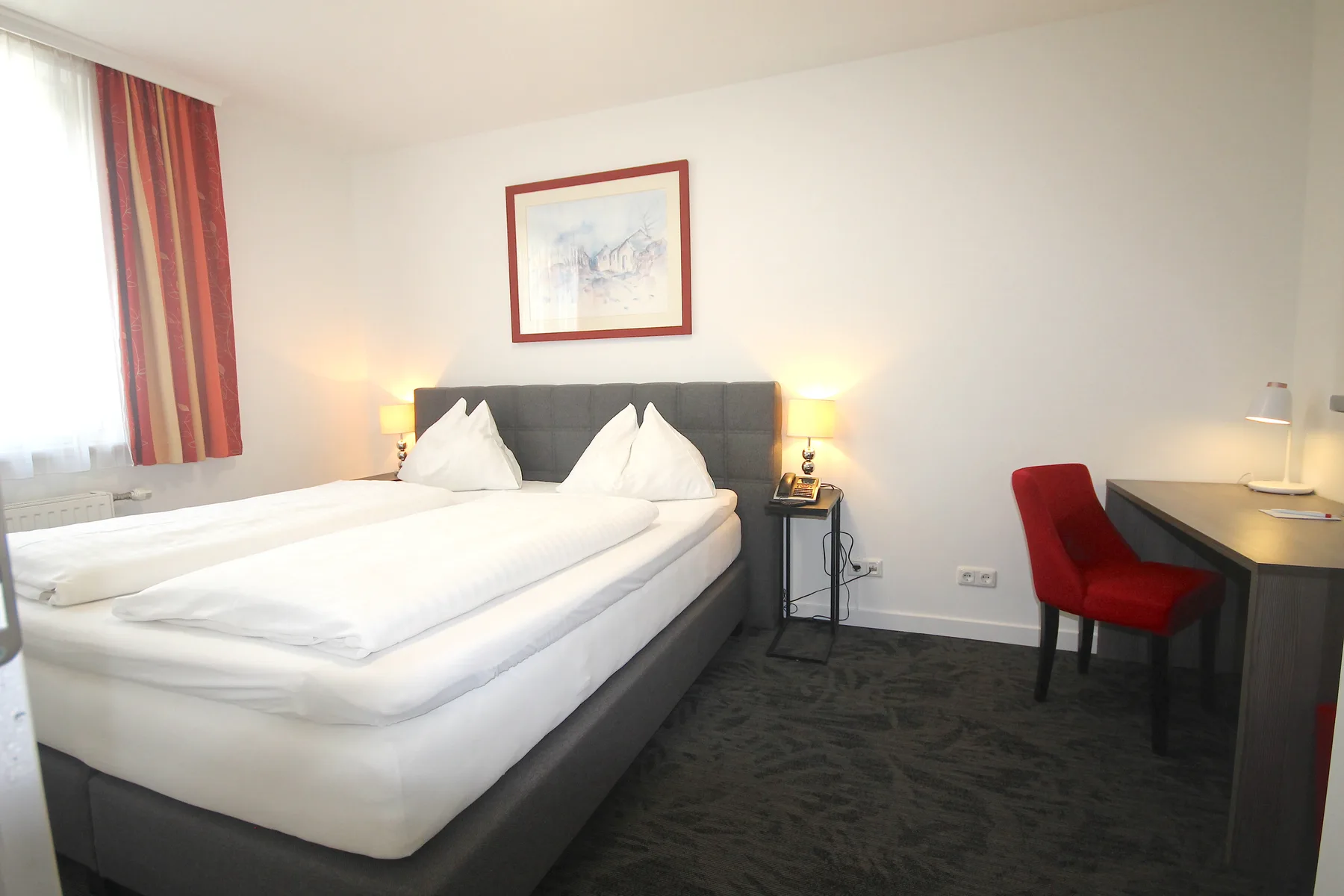 Modernes Doppelzimmer mit Boxspringbett im Hotel Altmann